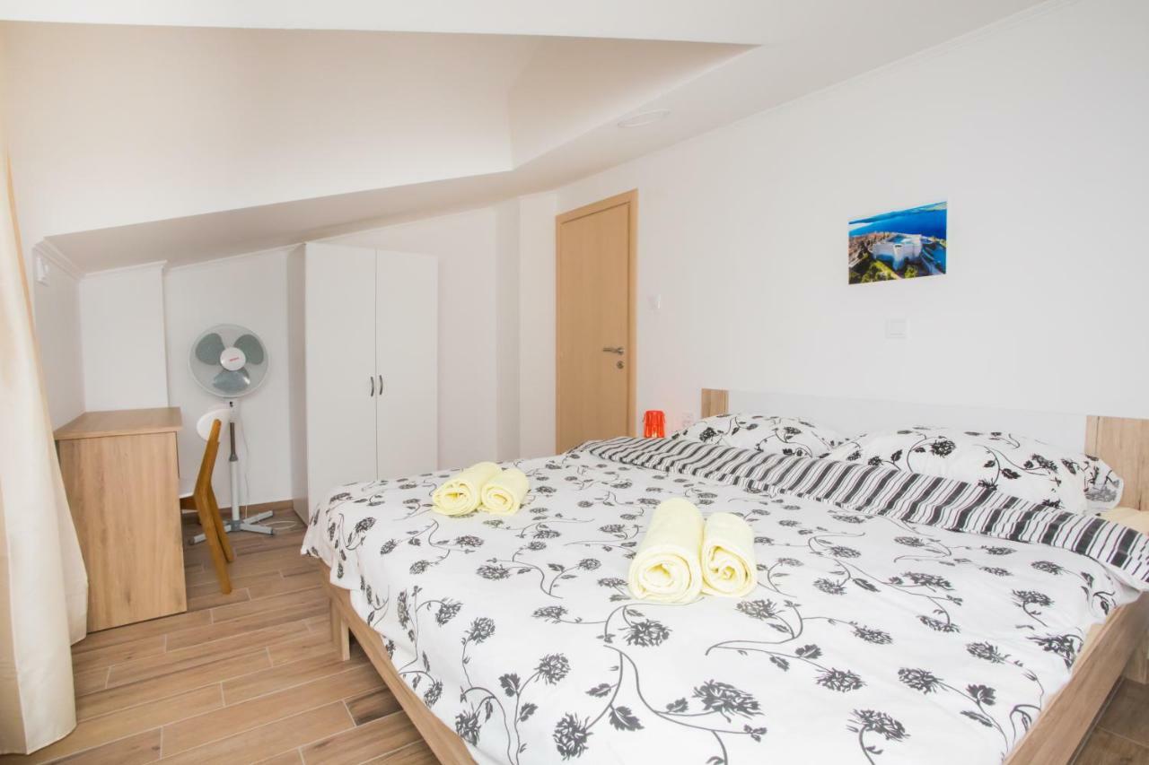שיבניק Apartments Tonka מראה חיצוני תמונה