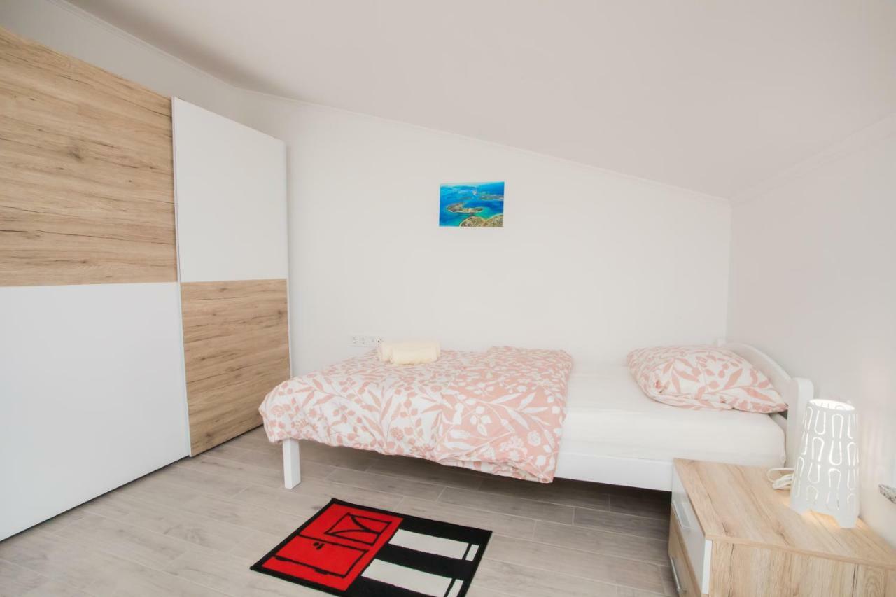 שיבניק Apartments Tonka מראה חיצוני תמונה